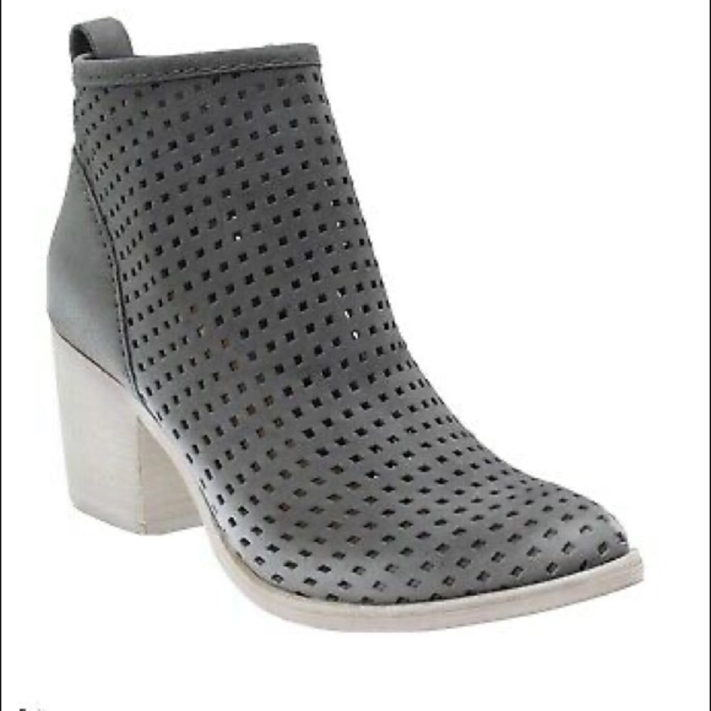 Dolce Vita Kenyon Perforated Bootie Off White Gray‎
